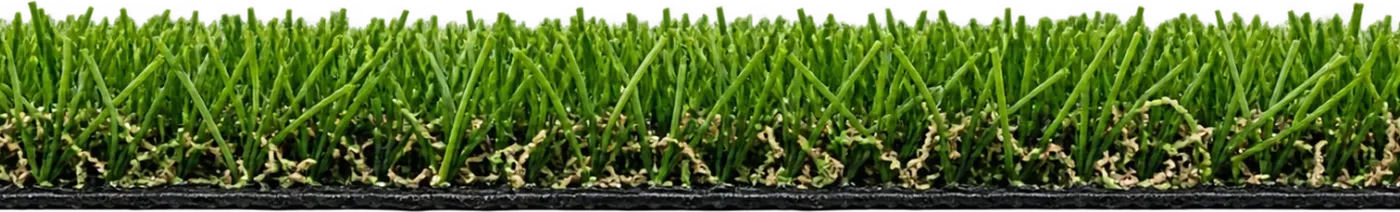 Primer plano de la fibra de grama artificial: hebras verdes de dos tonos mezcladas con hilo seco marrón.